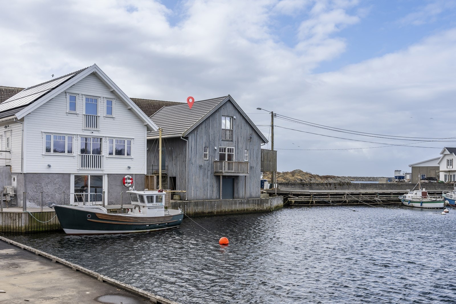 Velkommen til Sveholmvegen 9, presentert av Eiendomsmegler 1 Karmøy v/ Ingeborg Gangsøy Pedersen. Foto: Vestbris Galleribilde
