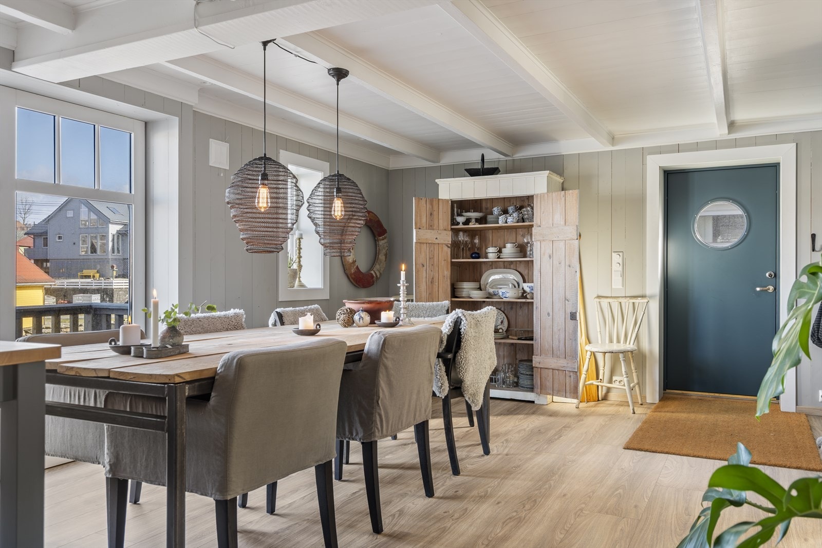 Flott spisestue med plass til et stort spisebord og utgang til balkong. Galleribilde