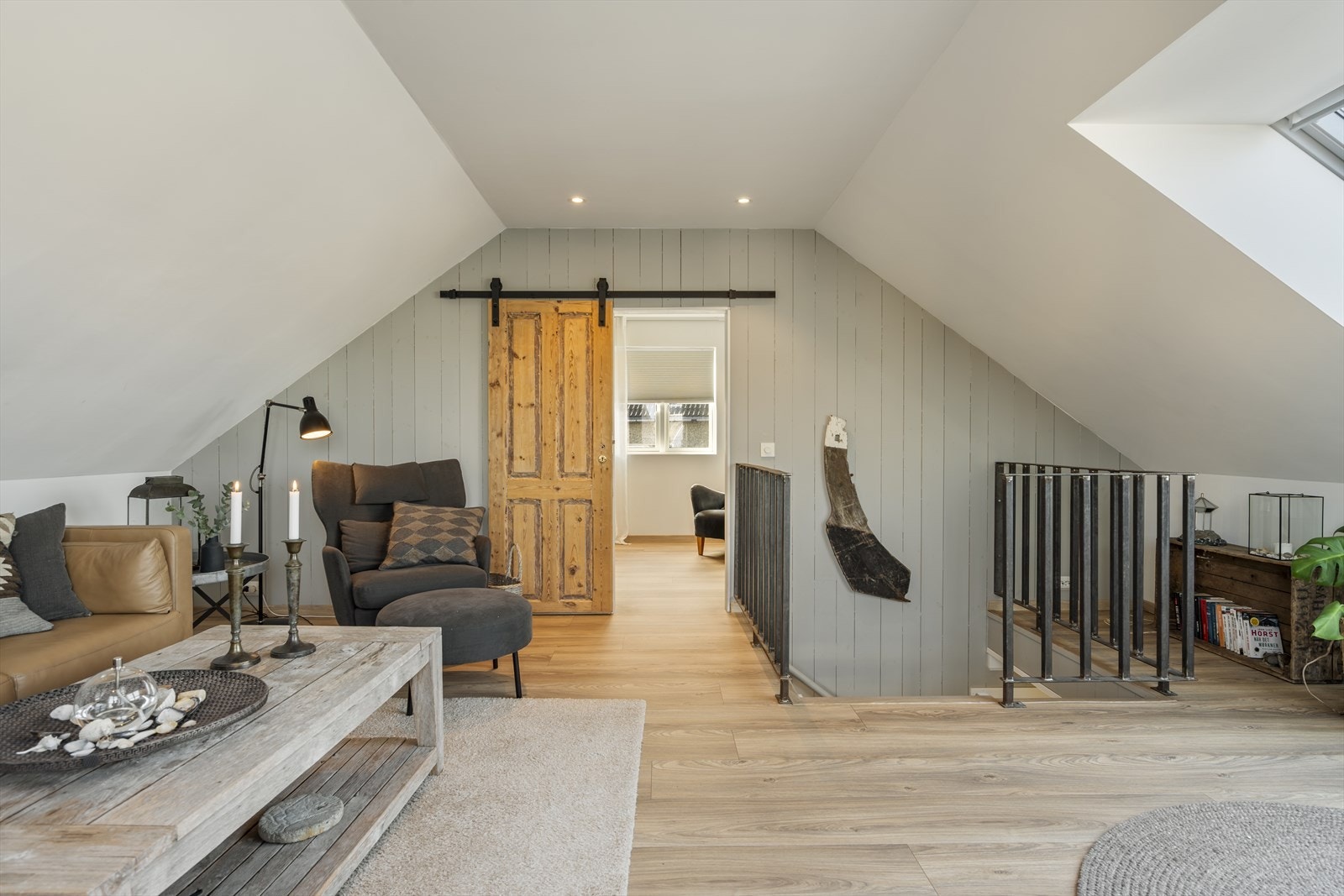 Gjennomgående flotte detaljer går gjennom boligen, som rekkverket til trappen og døren inn til soverommet. Galleribilde