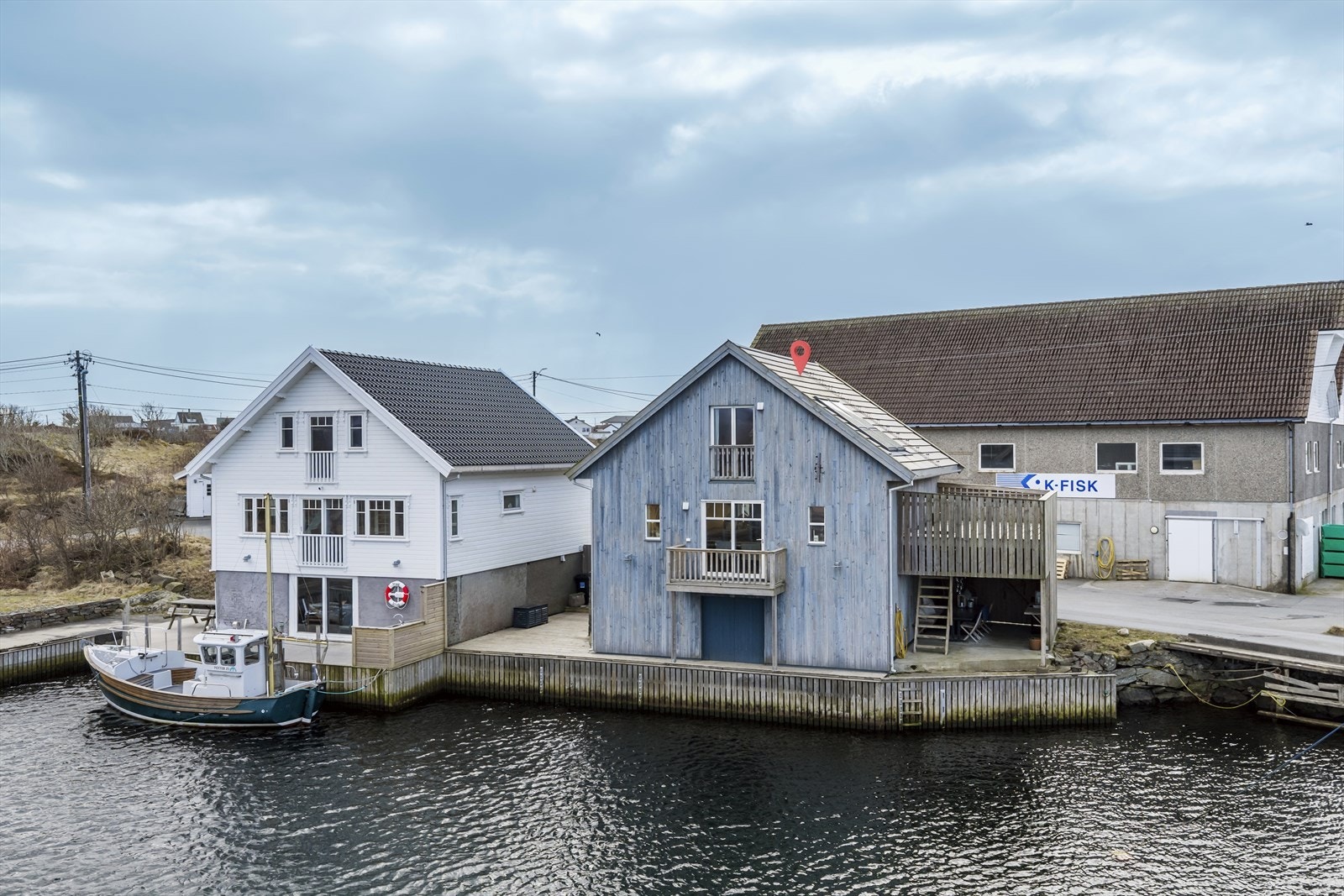 Boligen har ca. 18 meter brygge og ligger idyllisk til i Sævelandsvik. Galleribilde