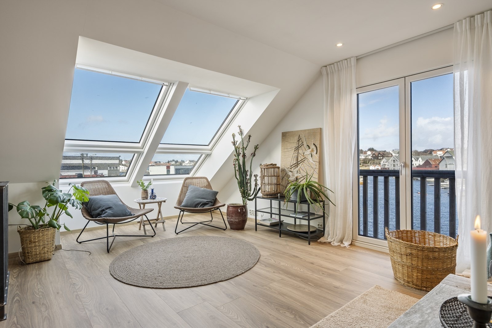 Nydelig innredet loftstue med Velux vinduer og flott utsikt. Galleribilde
