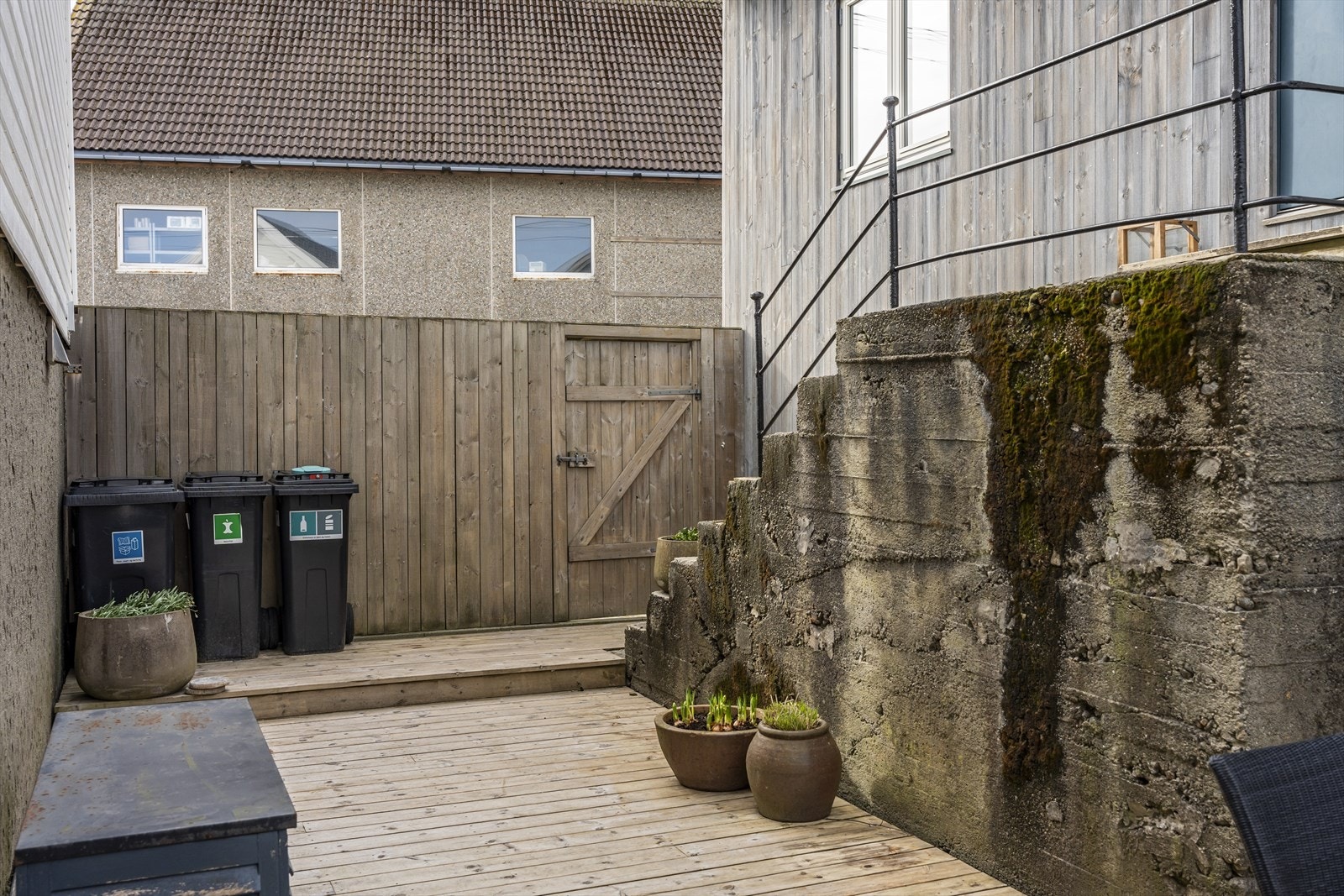 Skjermet inngangsparti fra vei. Galleribilde