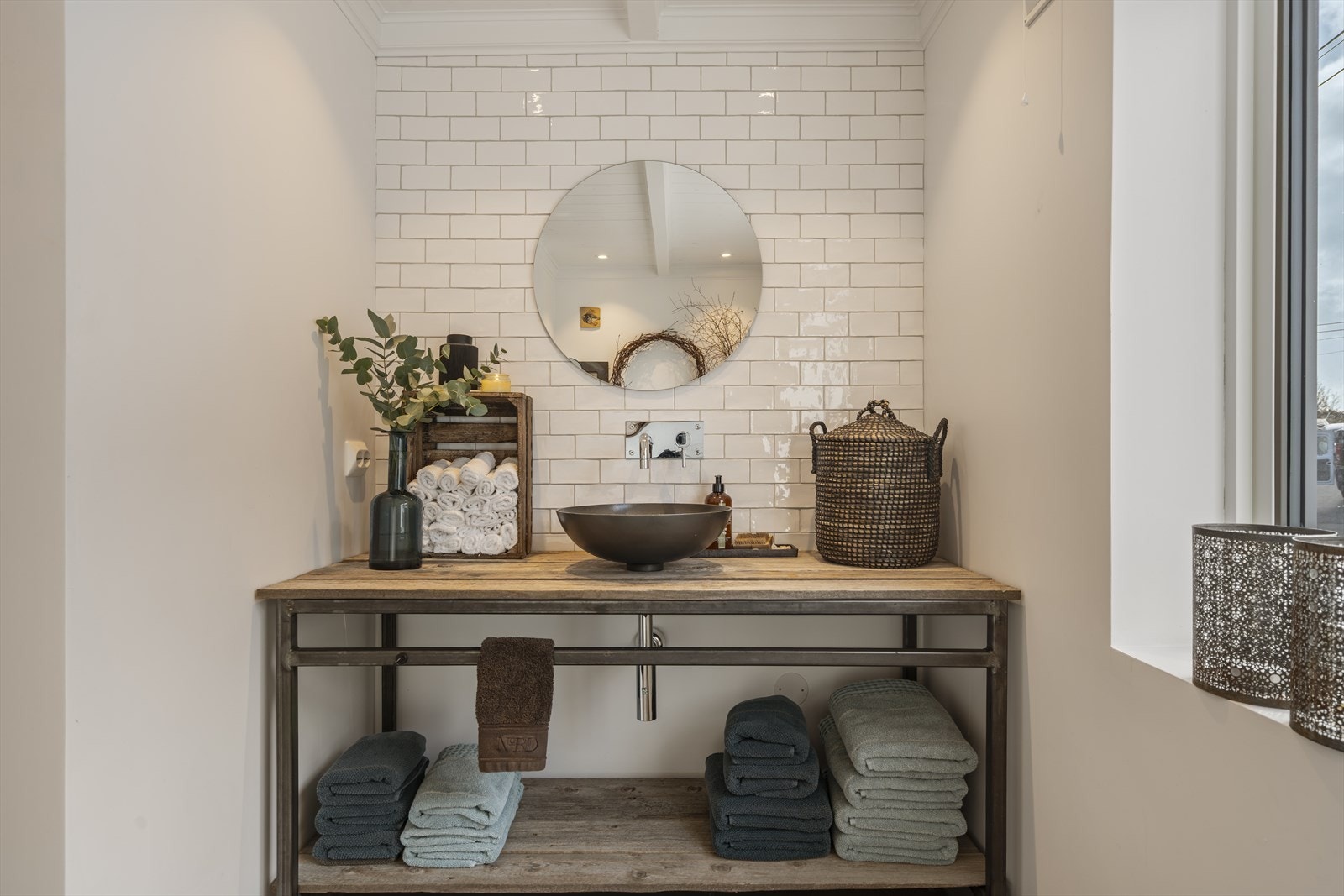 Boligens materialvalg er tilpasset omgivelsene og den maritime beliggenheten. Galleribilde