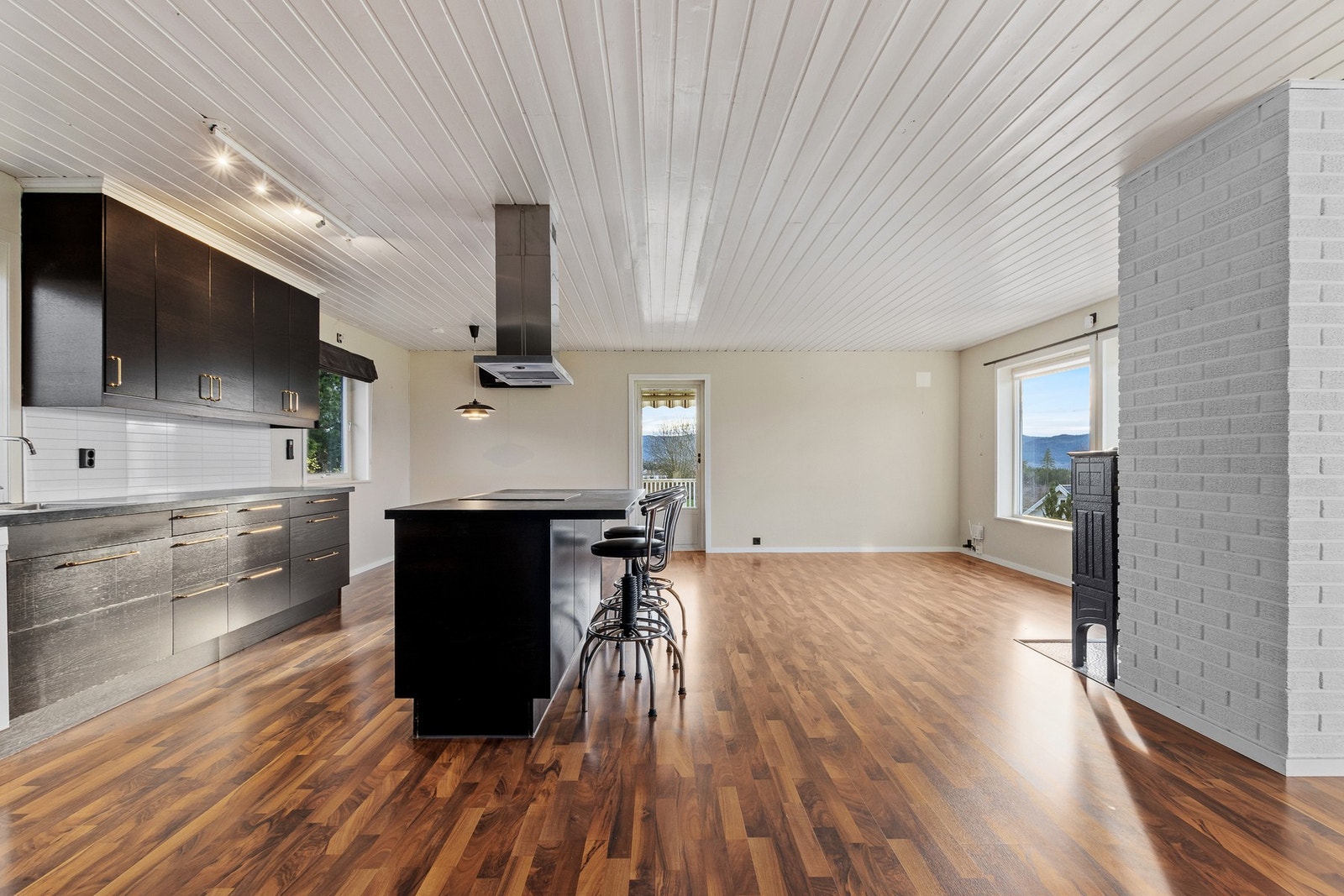 Åpen løsning mellom stue og kjøkken. Galleribilde