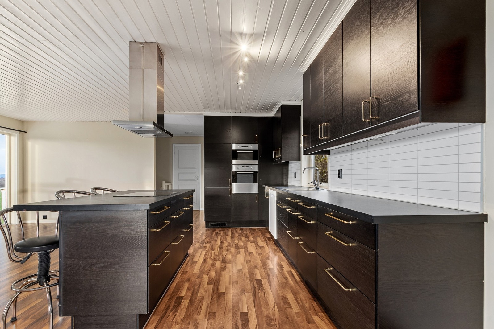 Kjøkken med innebygde hvitevarer. Galleribilde