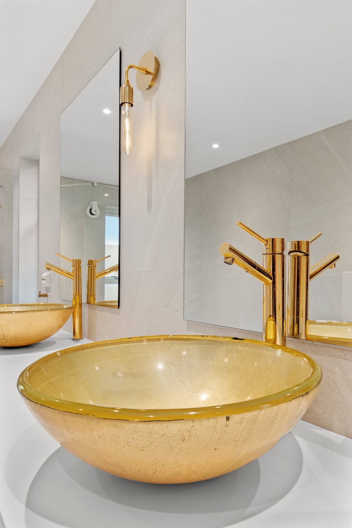 Lekkert interiør på bad. Galleribilde