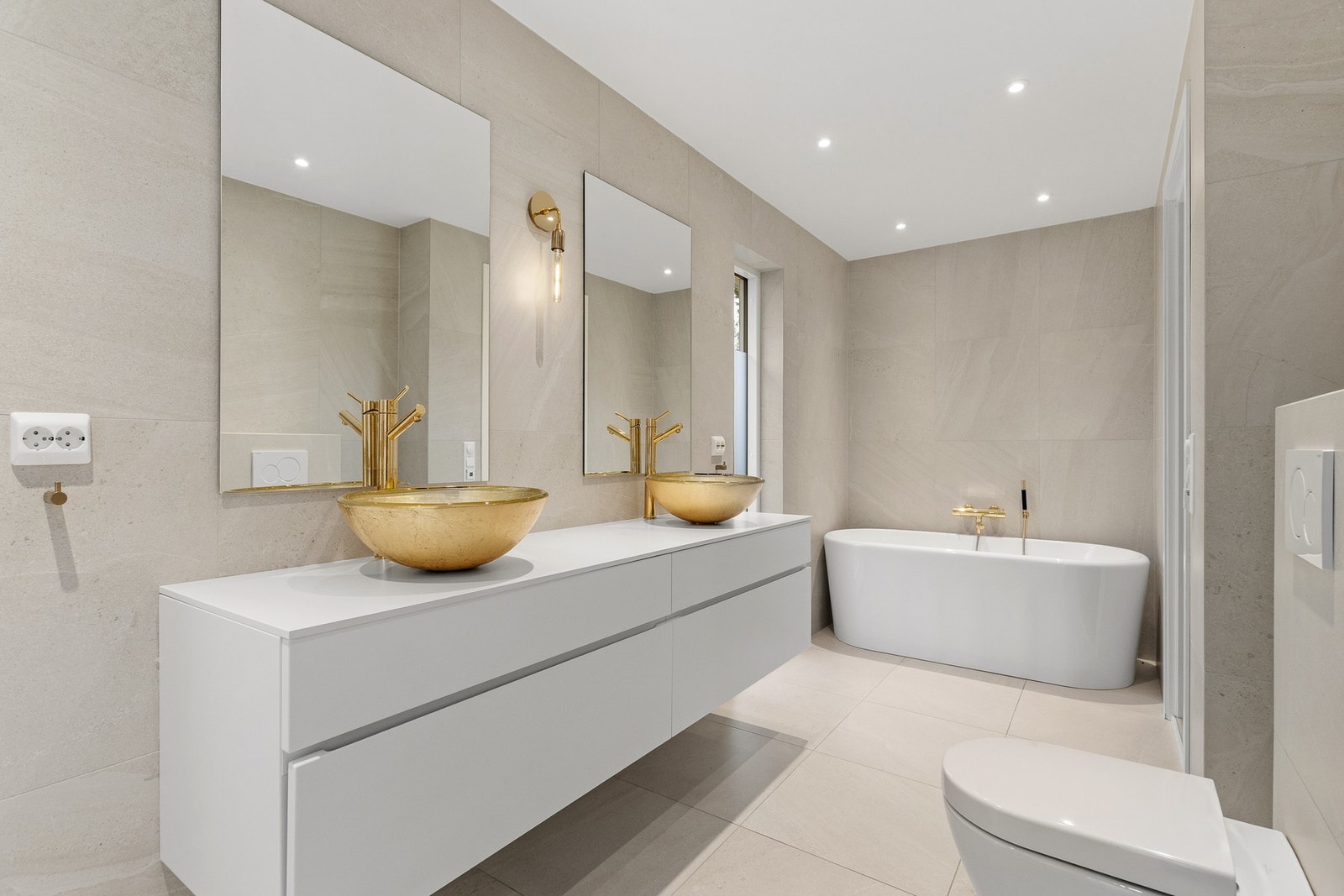 Både badekar og dusj på badet. Galleribilde