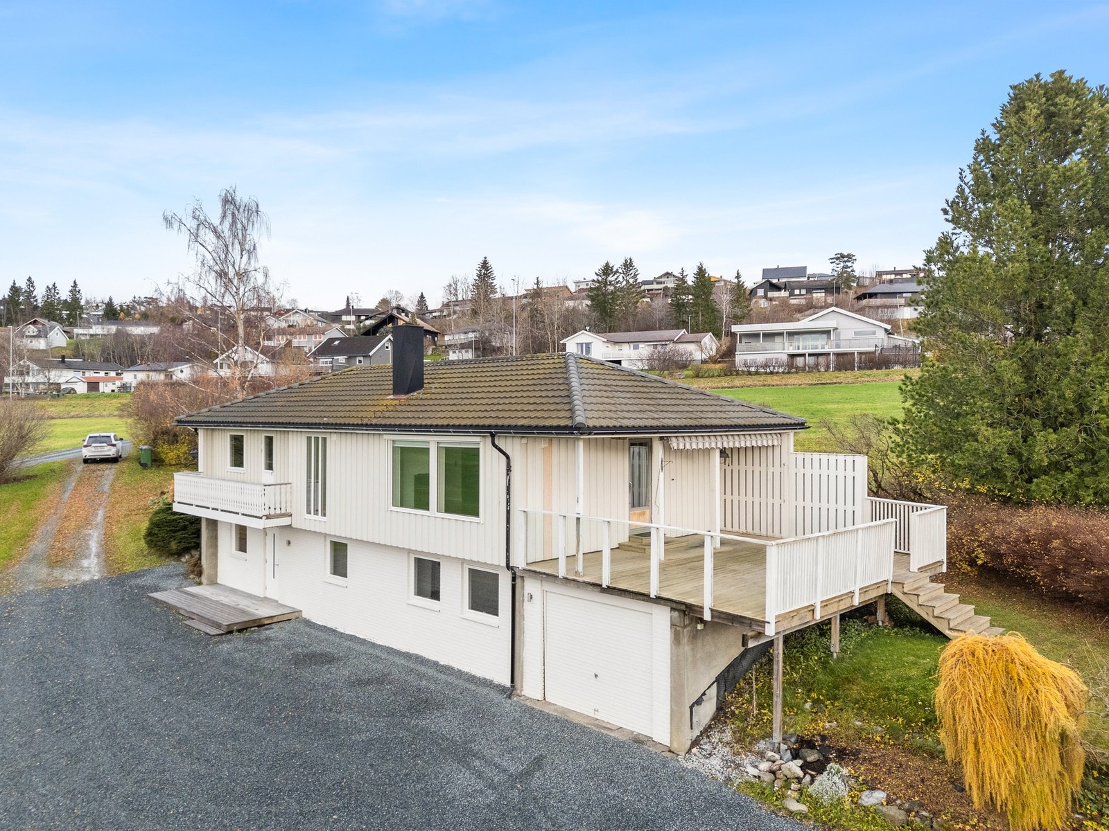 Fasade. Romslig veranda med utgang fra stue. Galleribilde