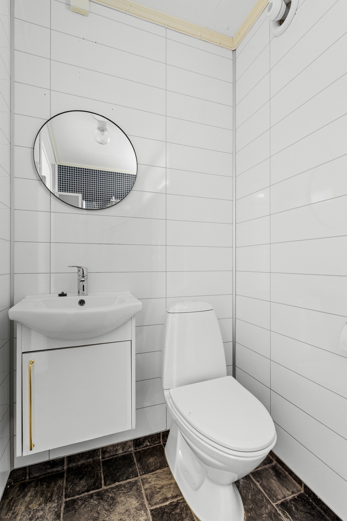 Toalett på bad i sokkel. Galleribilde