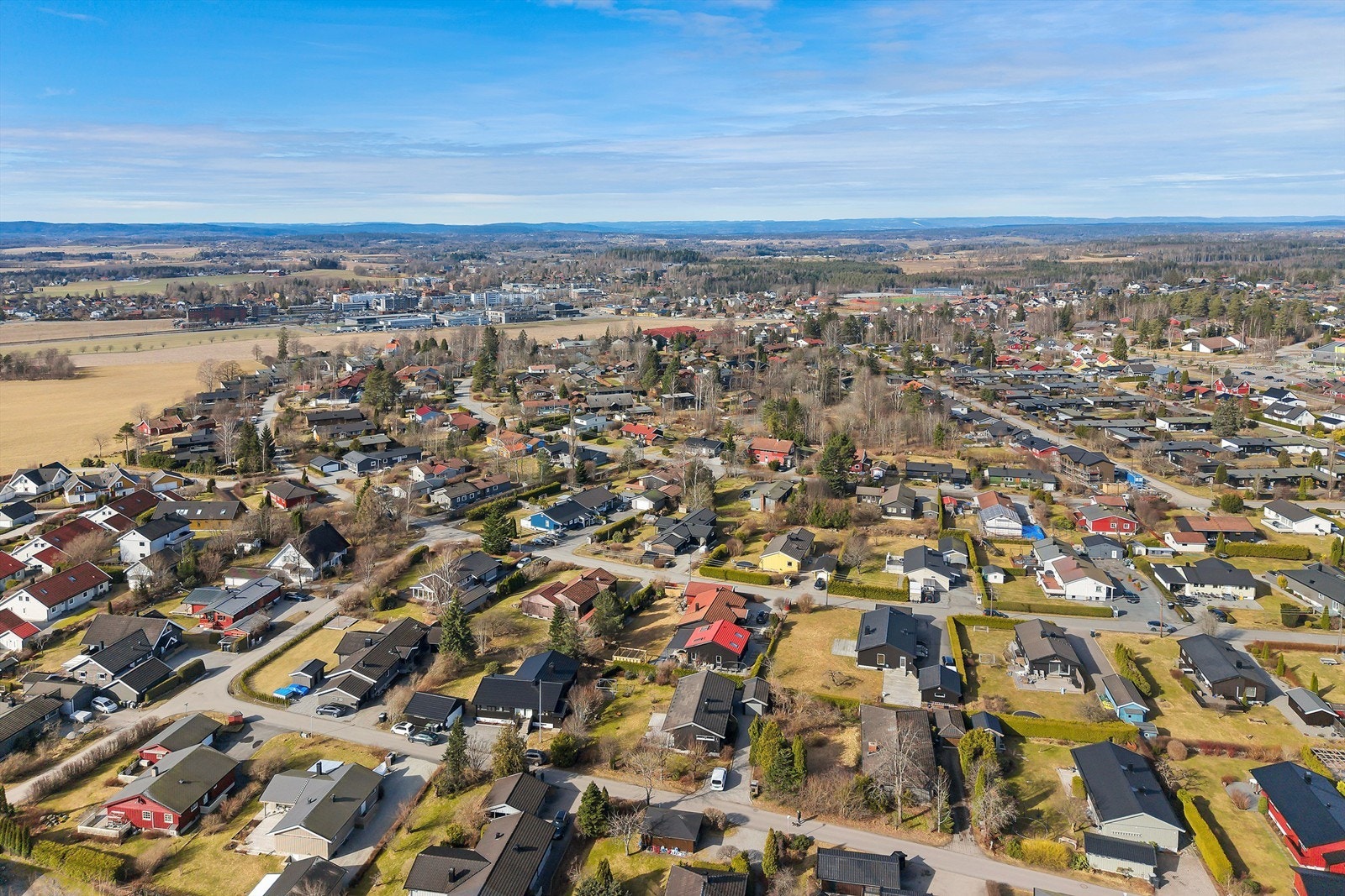 Boligen ligger i et etablert og barnevennlig boligområde i Ås, med gangavstand til sentrum, barnehager og skole Galleribilde