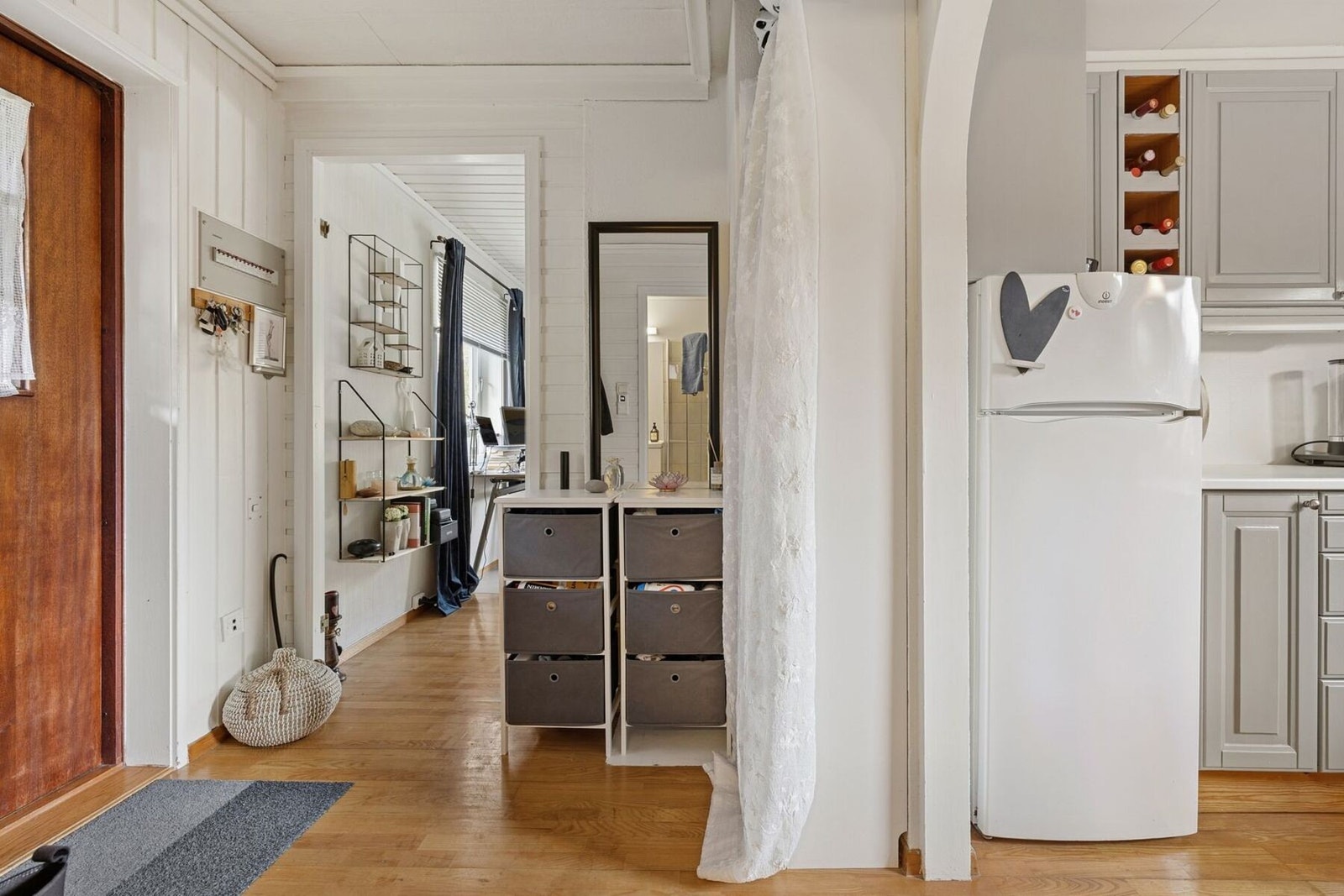 Ved ankomst møtes du av en enkel entré som leder videre inn i boligen. Galleribilde