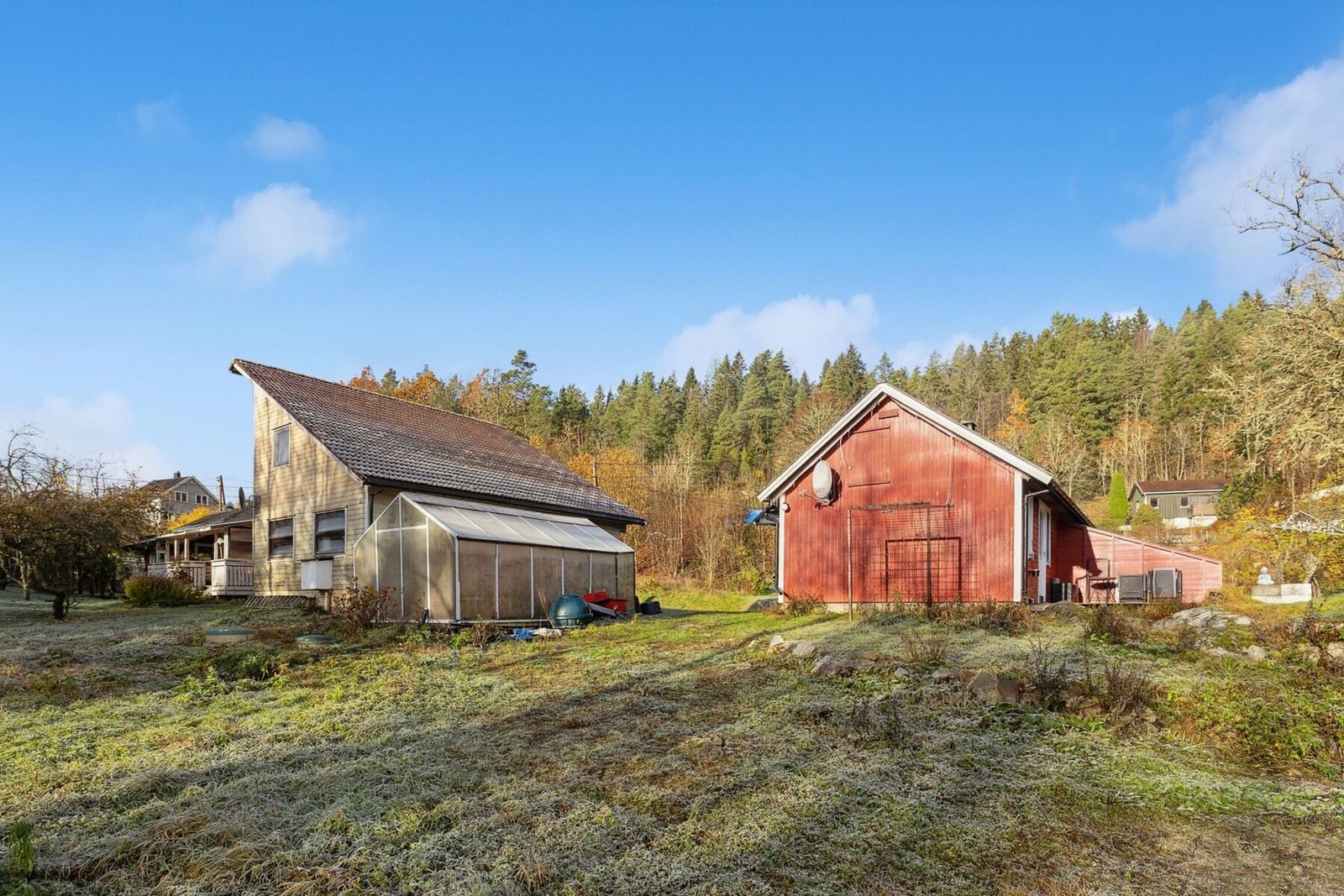 Eiendommen har en romslig tomt, og byr på mange muligheter for både rekreasjon og aktivitet. Galleribilde