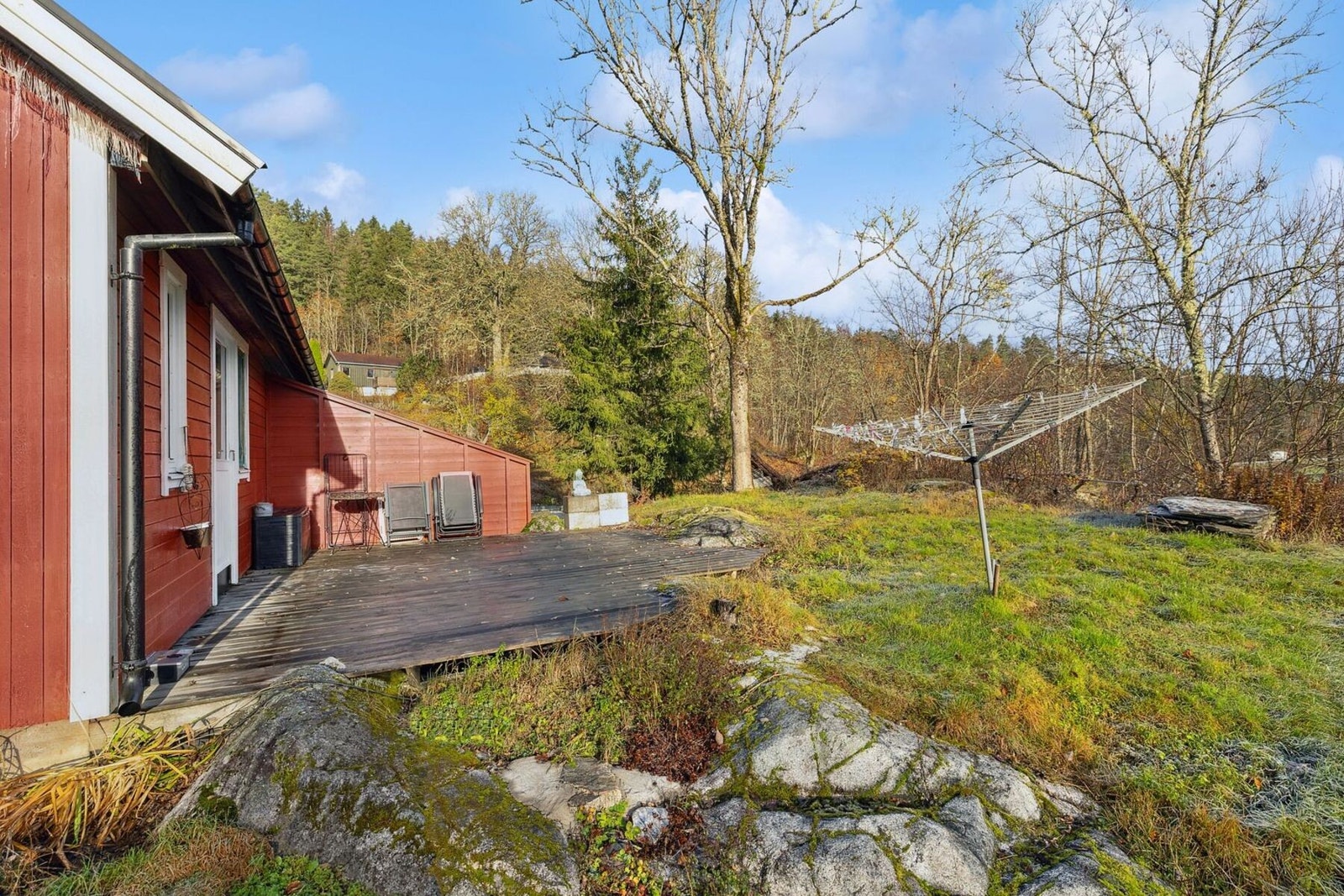 Fra stuen er det utgang til terrasse, som gir en fin forlengelse av oppholdsrommet og gode muligheter for å nyte rolige stunder utendørs. Galleribilde