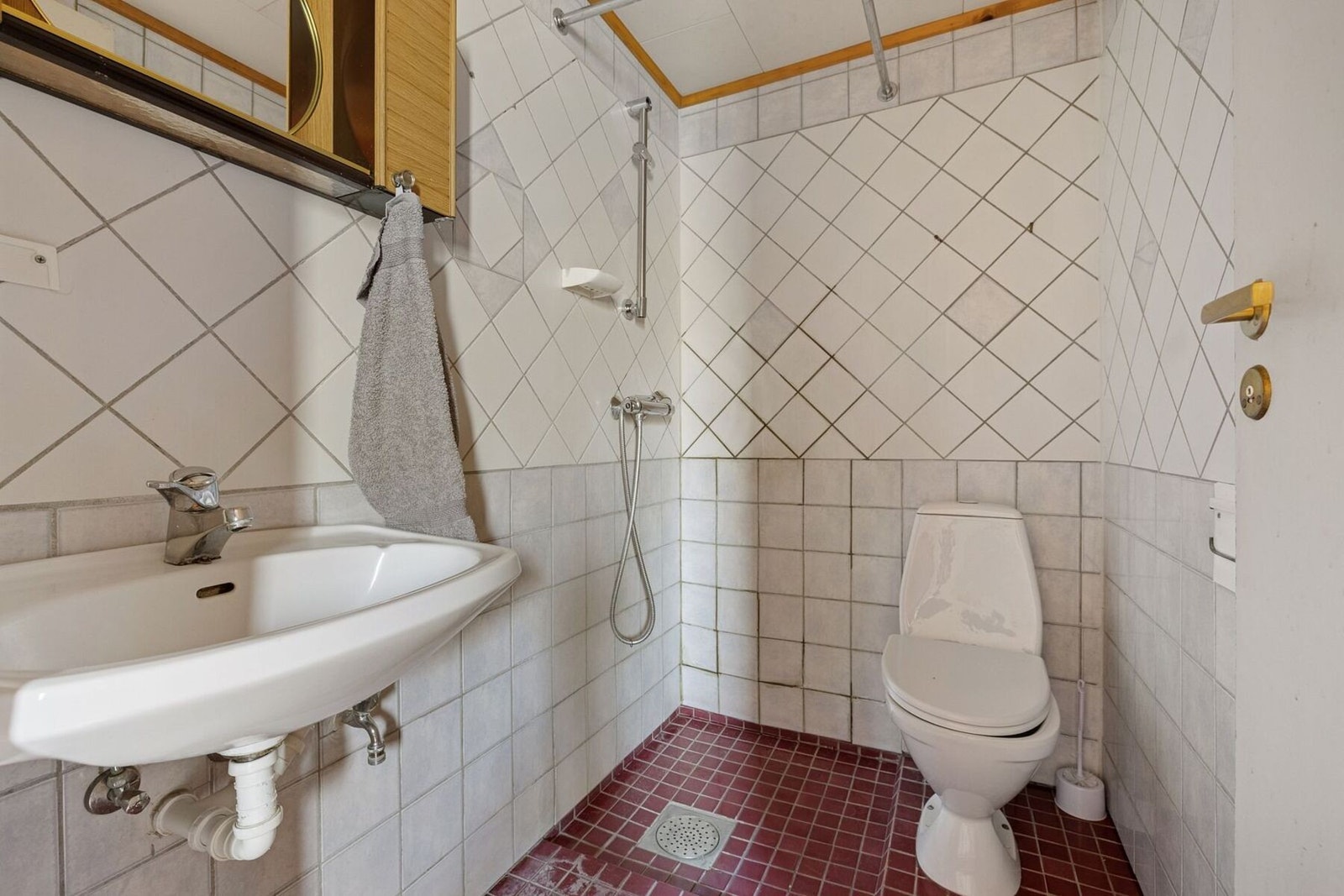 Bad/wc/vaskerom har en kombinert funksjon og dekker de daglige behovene. Galleribilde
