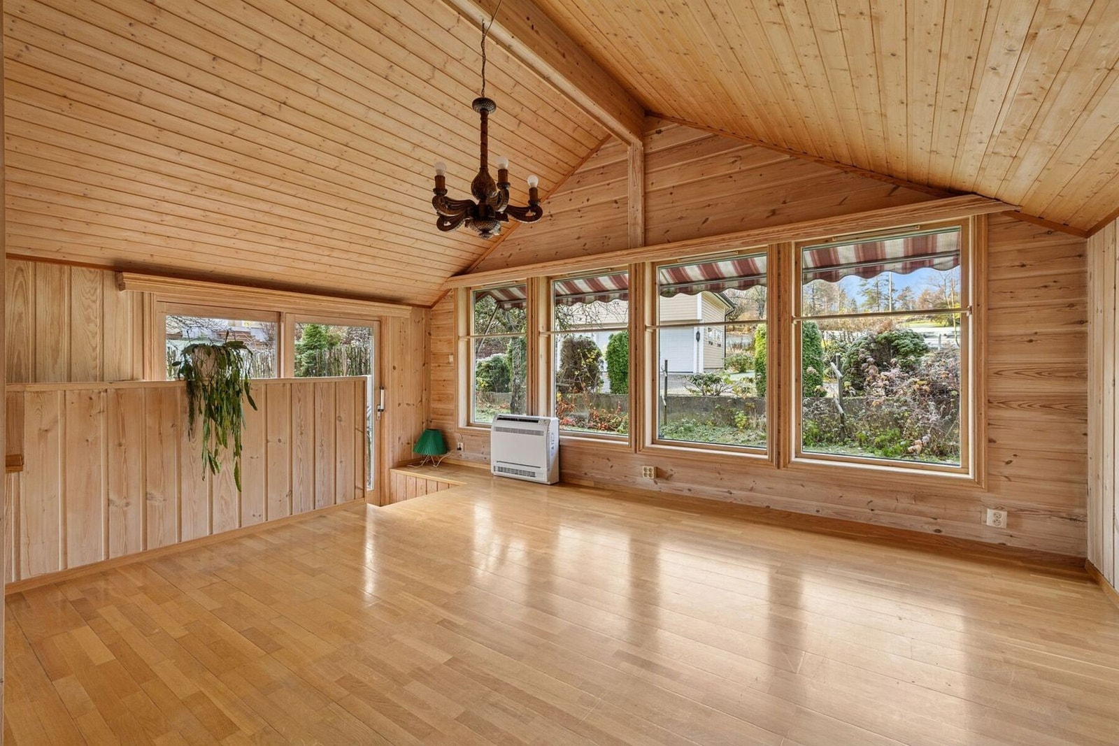 Loftsetasjen har adkomst via trapp fra stue og inneholder rom med skråtak. Arealet har begrenset takhøyde og er ikke målbart etter gjeldende regler, men gir ekstra disponibelt areal og lagringsmuligheter.
Det er også tilgang til flere kryploft via knevegg Galleribilde