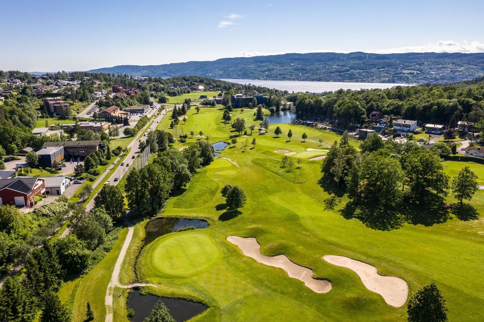 Her ligger også blant annet Drøbak golfbane, badestrender, båthavn, fotballbaner. Galleribilde