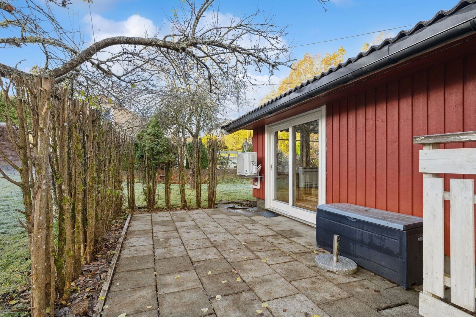 Fra stuen er det utgang til en sydvendt, hellelagt terrasse, hvor man kan nyte gode solforhold gjennom dagen. Galleribilde