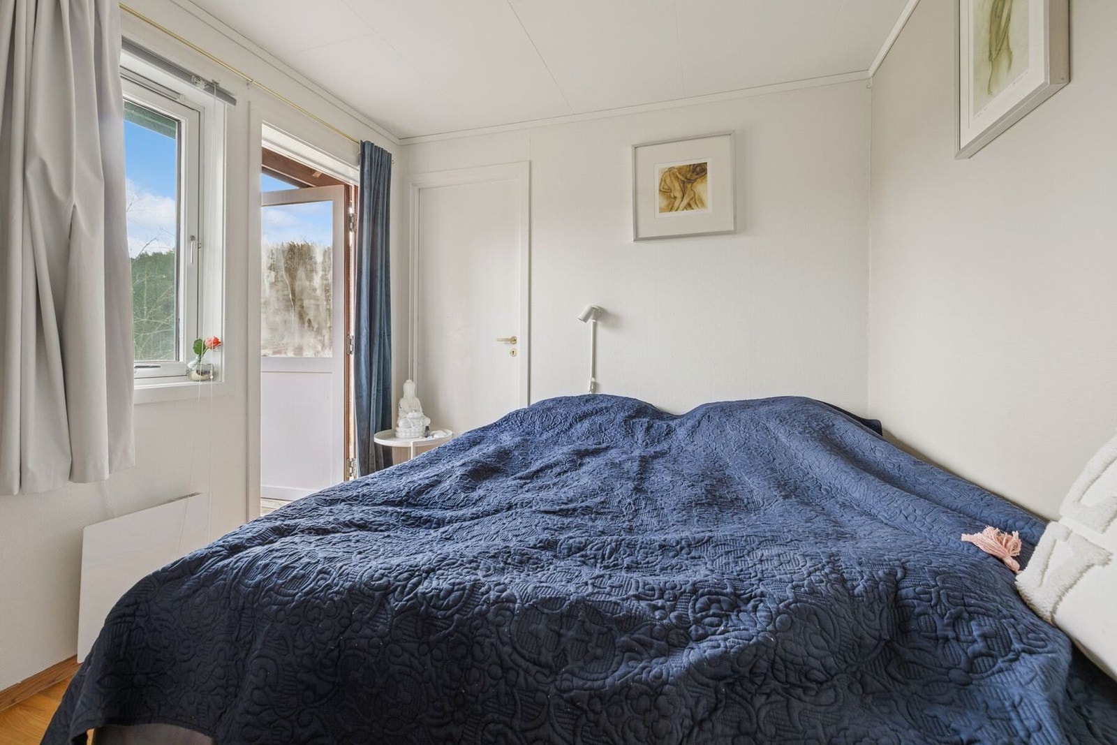 Soverommet er rolig plassert og har utgang til en østvendt terrasse, hvor du kan starte dagen med morgenkaffen i solen i fredelige omgivelser. Galleribilde