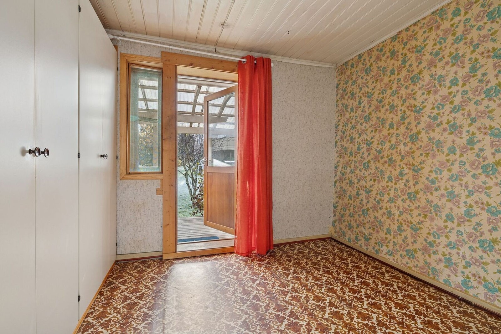Soverom med utgang til overbygget terrasse, som gir en hyggelig og skjermet uteplass i tilknytning til rommet. Galleribilde