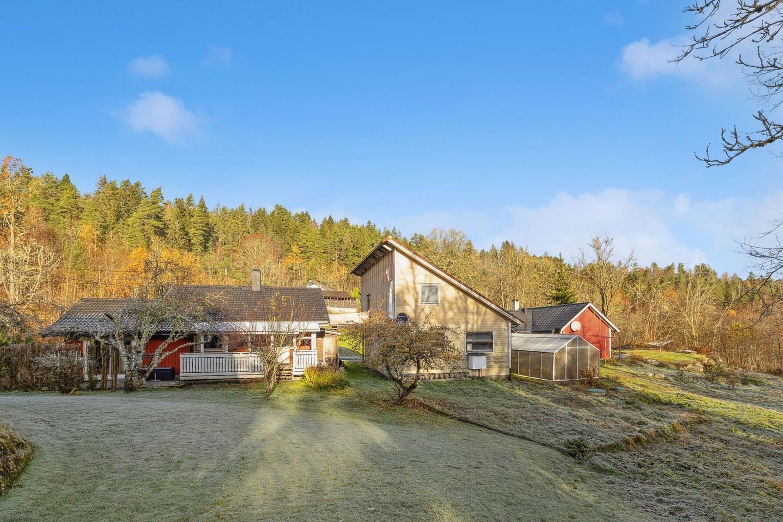 Tomten oppleves som forholdsvis usjenert og gir god plass til å etablere flere hyggelige uteplasser. Her ligger alt til rette for å skape en frodig hage, med gode muligheter for dyrking av grønnsaker, bær og blomster. Galleribilde