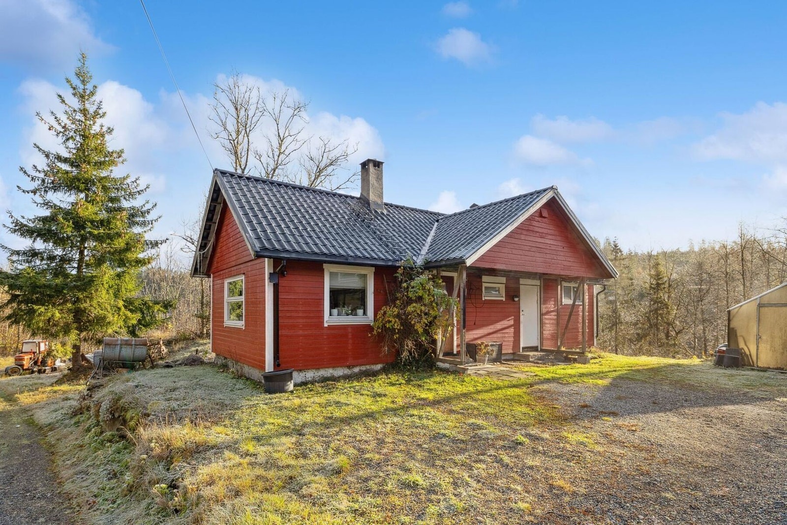 Eiendommen består av to røde boliger, og en garasje mellom. Med felles tun og påkjøring til Fagerstrandveien. Galleribilde