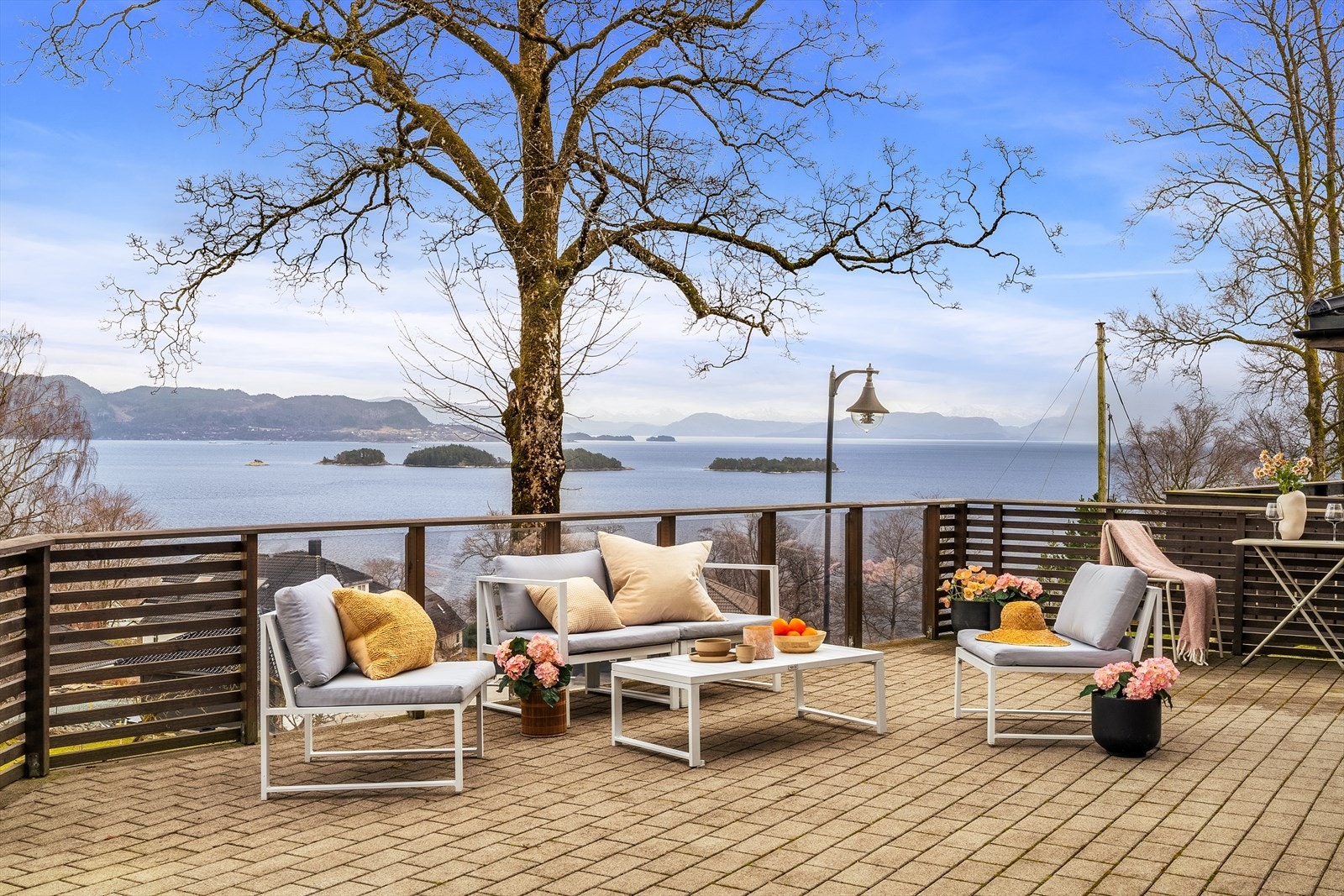 En innholdsrik selveierleilihget på hele 152 kvm med flott utsikt og kort vei til Osøyro. Galleribilde