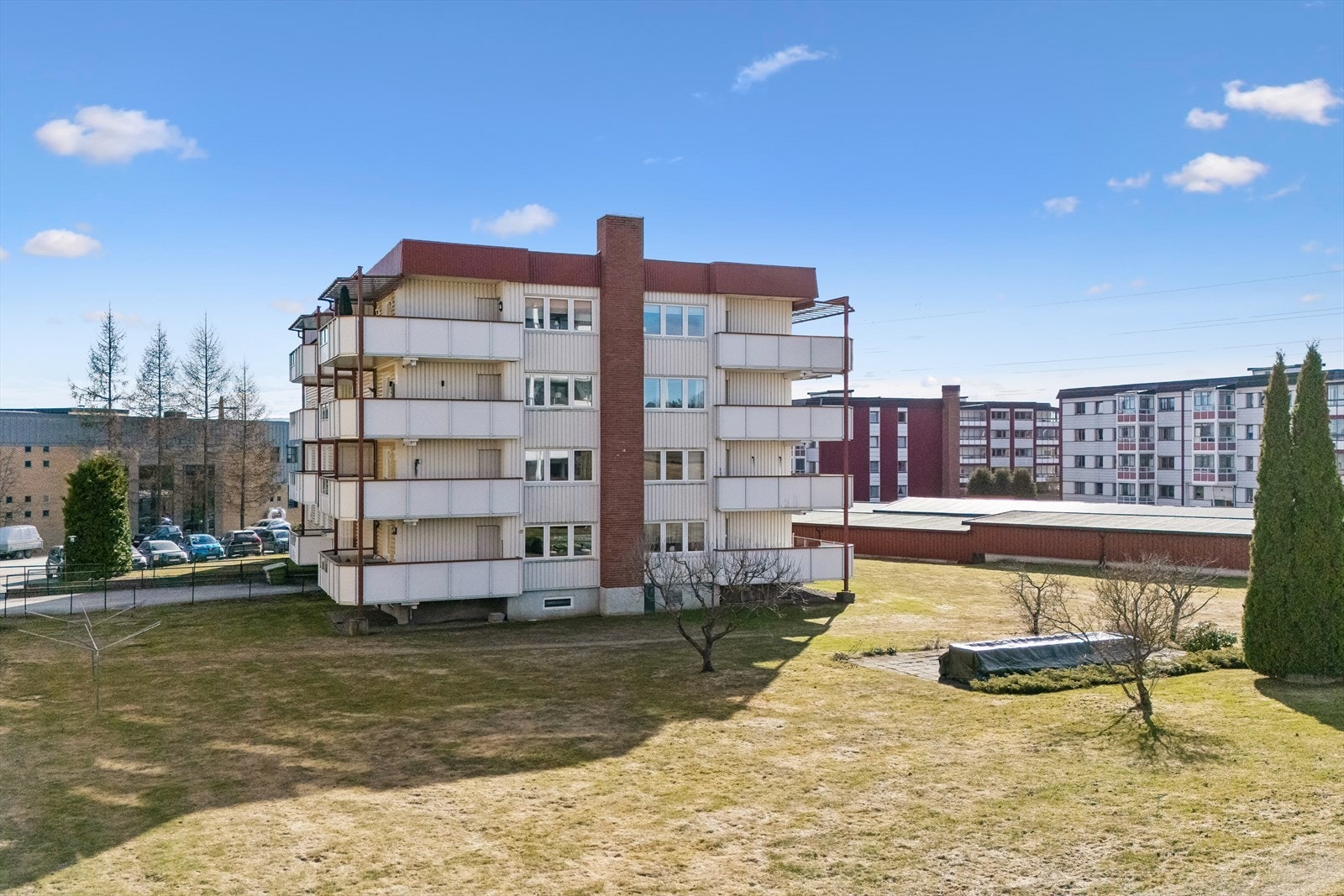 Tomten er opparbeidet med plenarealer og asfalterte gangveier. Galleribilde