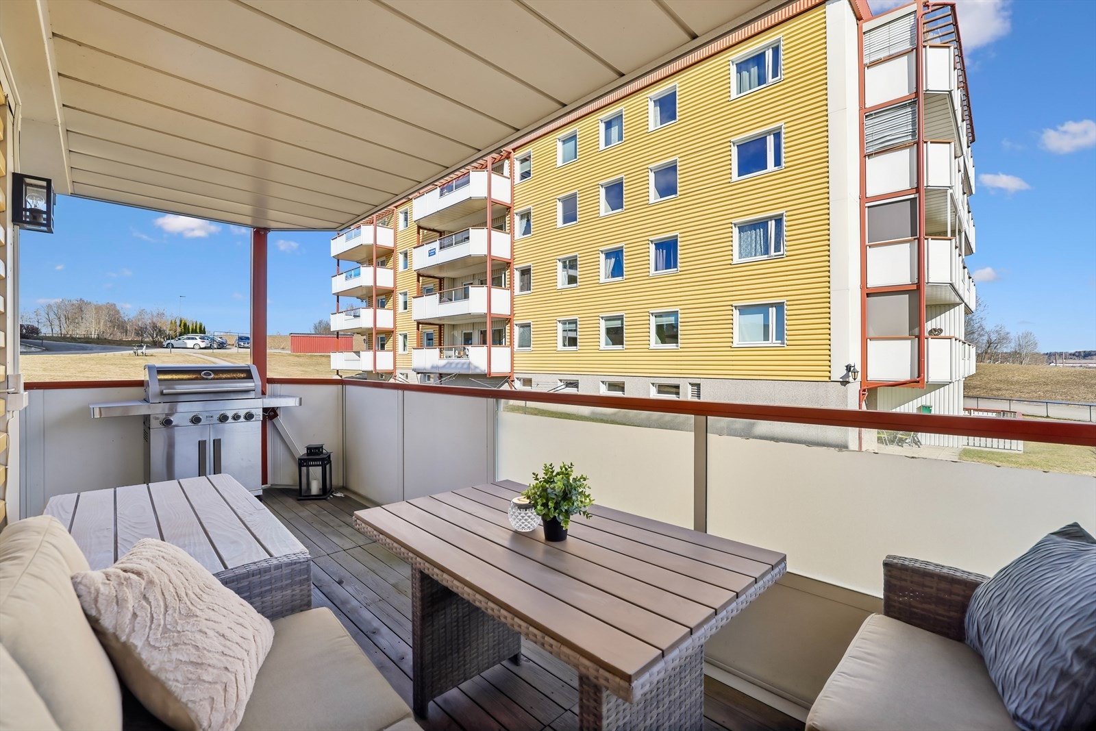 Den nordøstvendte balkongen har god plass til både sittegruppe og grill. Galleribilde