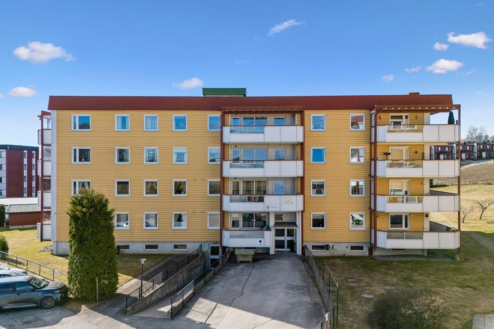 Dette er en gjennomgående og arealeffektiv 3-roms leilighet i første etasje, med en praktisk planløsning på ett plan. Galleribilde