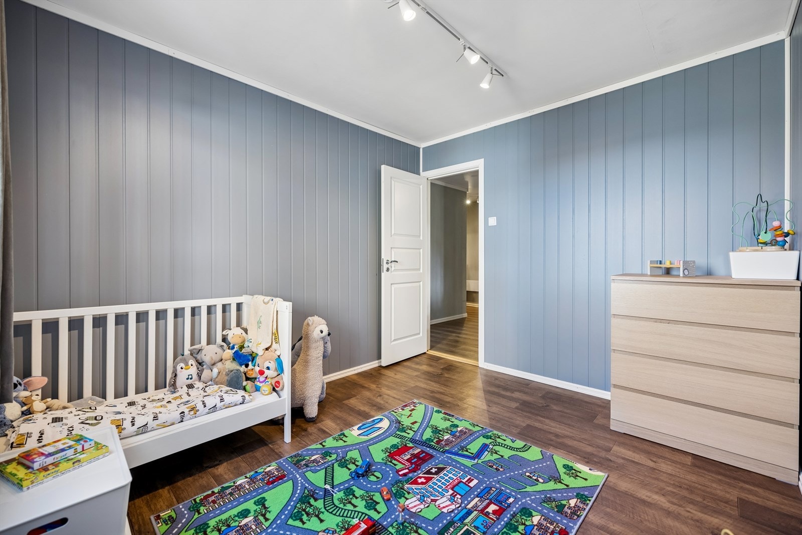 Begge soverommene varmes opp med elektriske panelovner. Galleribilde