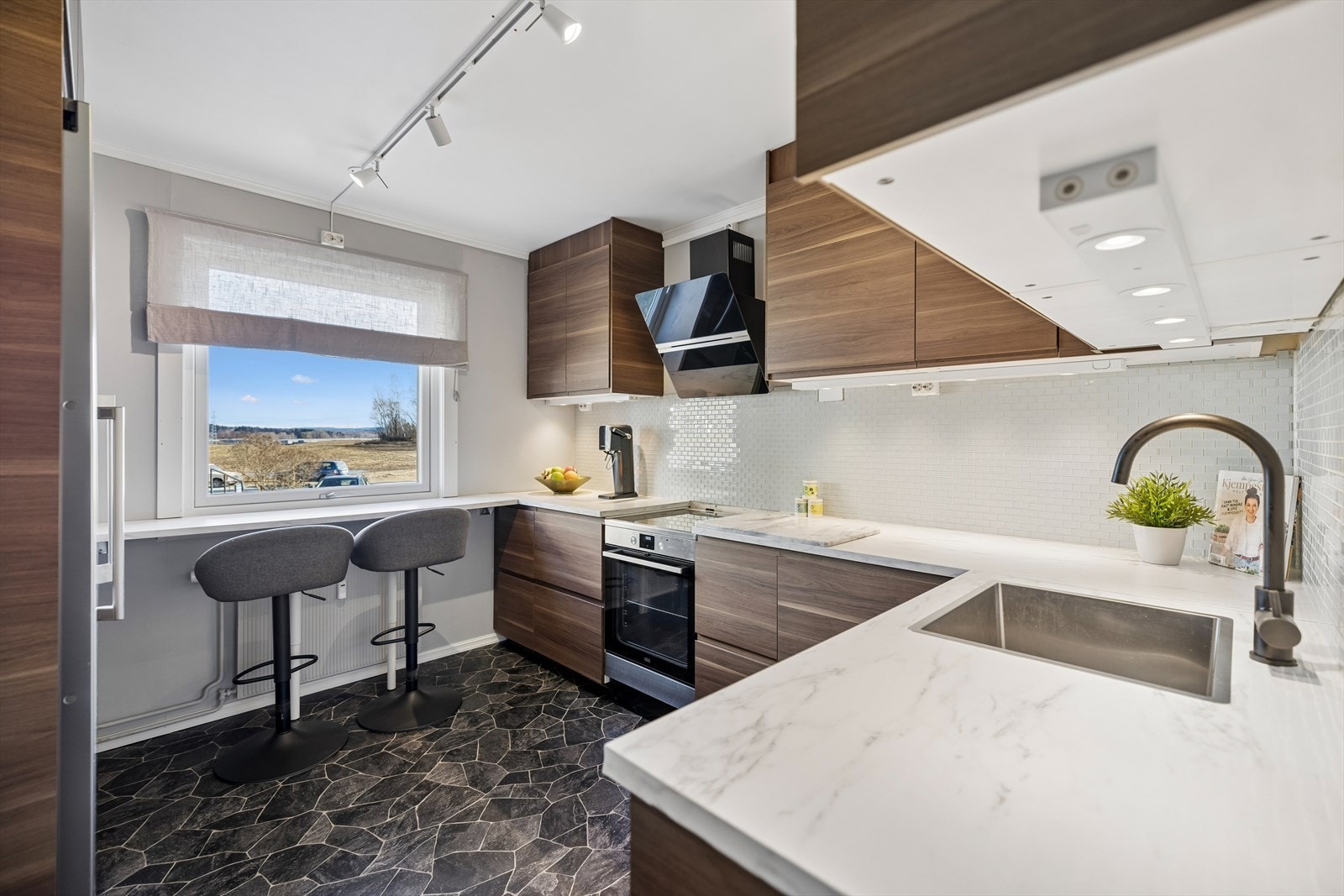 Ved vinduet har du en sjarmerende frokostplass. Galleribilde