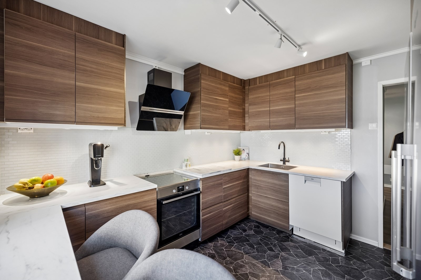 Leiligheten har et stilrent og praktisk kjøkken med innredning fra Ikea, installert i 2022. Galleribilde