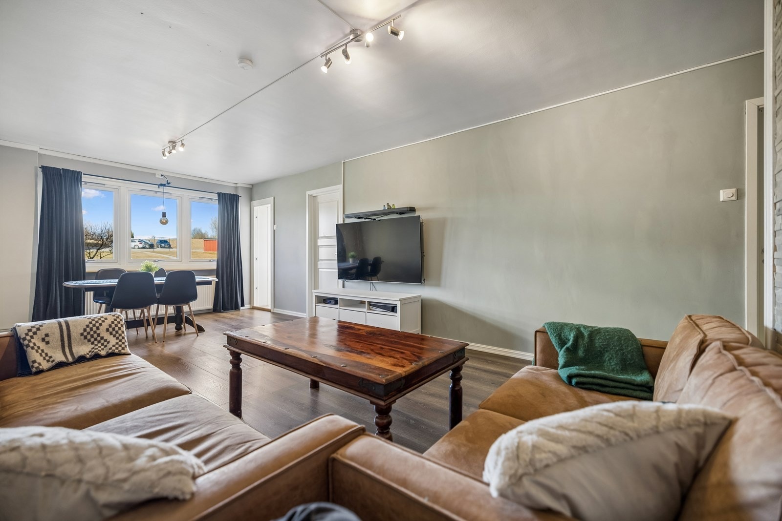 Lys og romslig stue, som er leilighetens sosiale samlingspunkt. Galleribilde