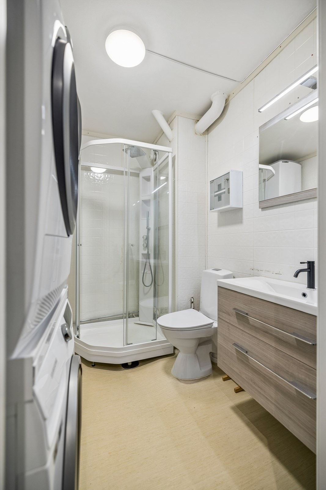 Rommet er kombinert med vaskerom og har opplegg for vaskemaskin. Galleribilde