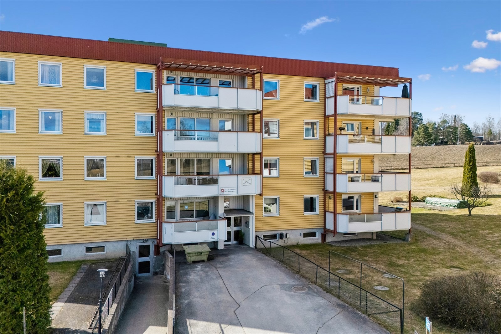 Herfra er det gangavstand til både Børstad ungdomsskole og Rollsløkken skole. Galleribilde