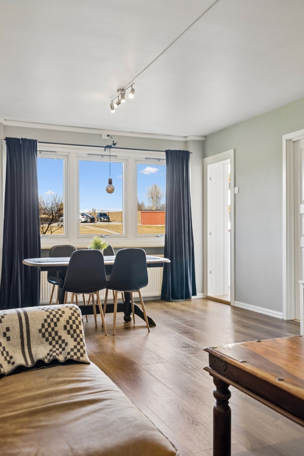 Fra spiseplassen ser man ut mot borettslagets grøntområder. Galleribilde