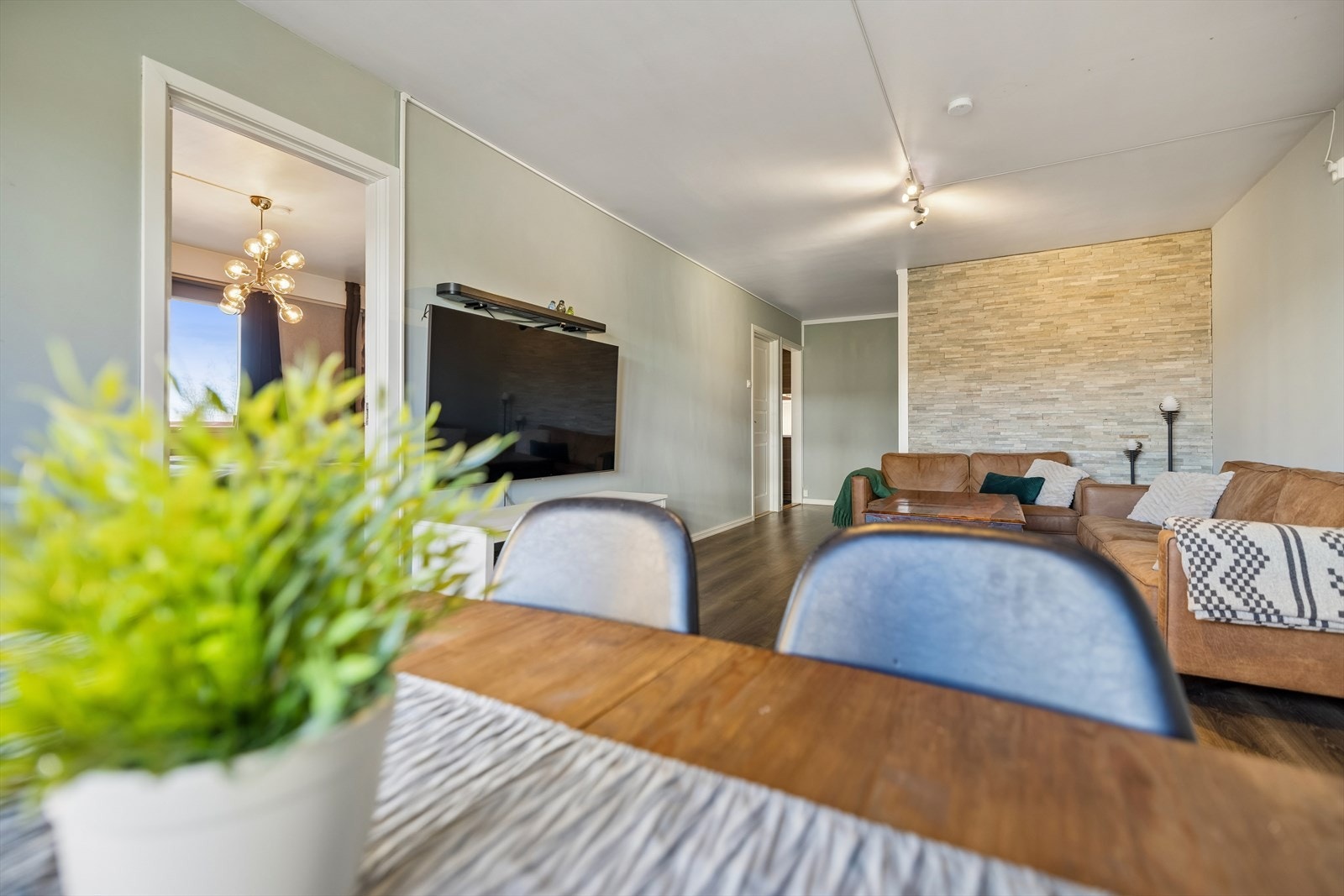 Oppvarming skjer via en vannbåren radiator tilknyttet fjernvarme, som gir en jevn og behagelig varme. Galleribilde