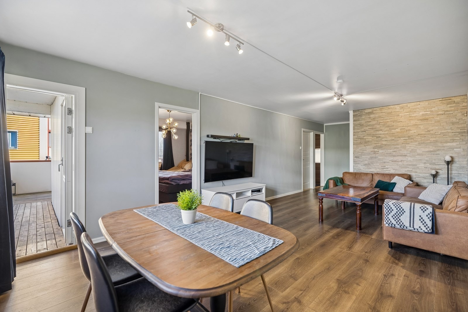 Den malte terrassedøren i tre med 3-lags isolerglass fra 2017 leder ut til balkongen. Galleribilde