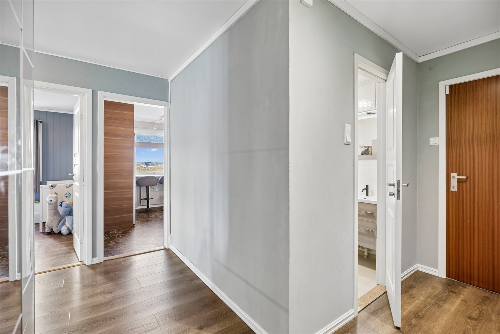 Fra gangen er det adkomst til leilighetens øvrige rom. Galleribilde