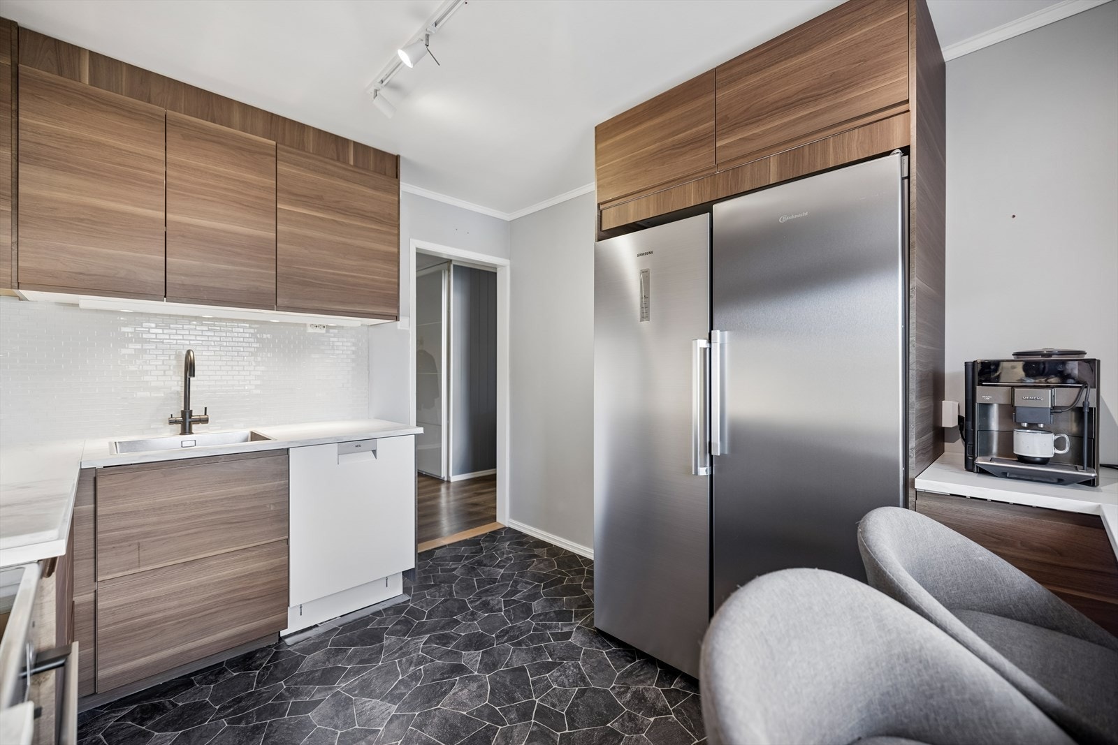 Kjøkkenet har plass for frittstående hvitevarer. Galleribilde