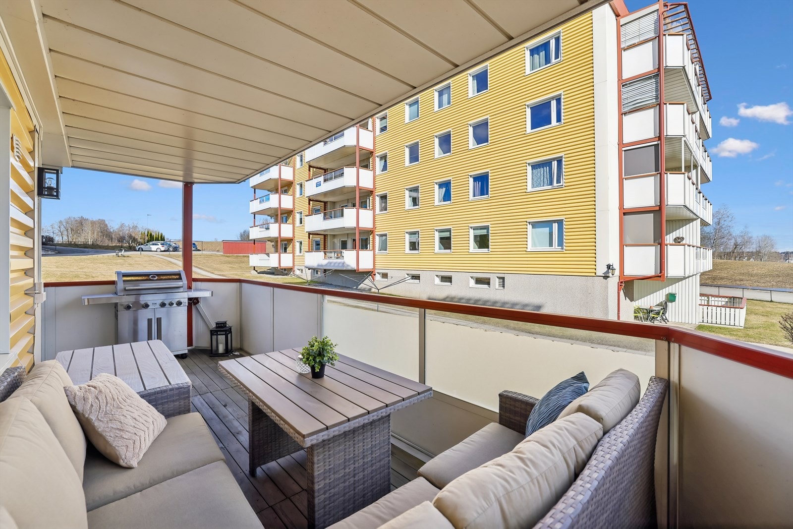 Stor, overbygget balkong på 17 m². Dette blir en flott forlengelse av leiligheten i sommerhalvåret. Galleribilde