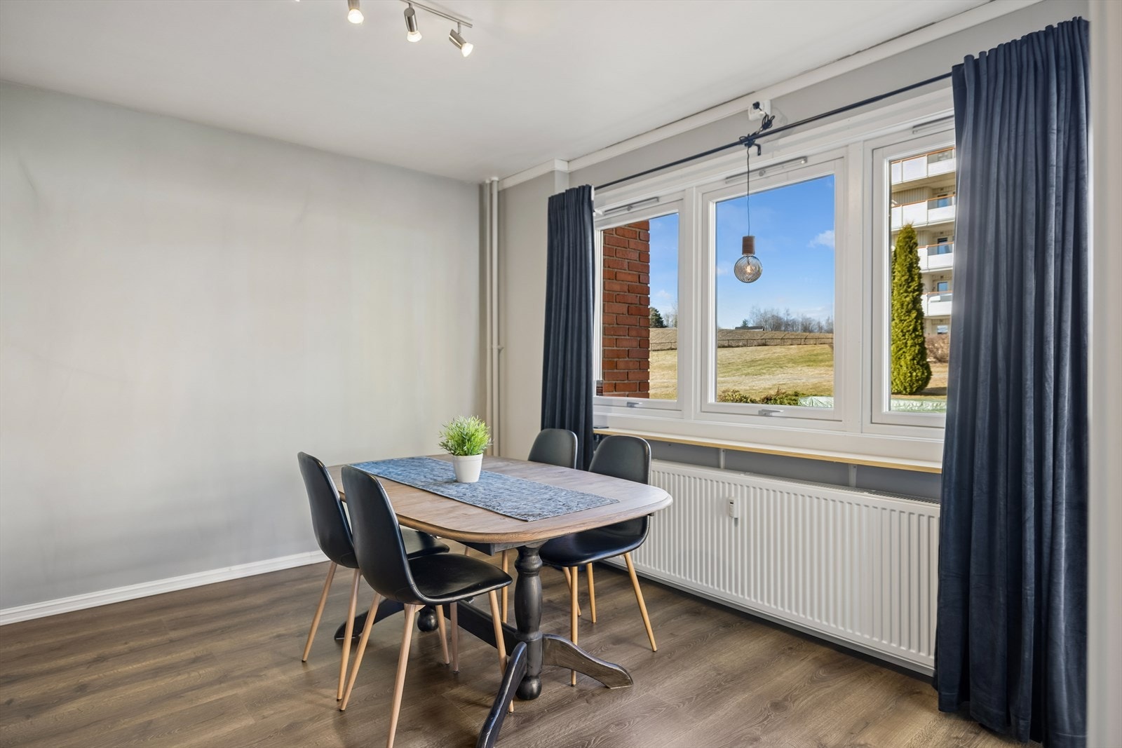 Ved vinduet er det en naturlig plass for spisebordet. Galleribilde