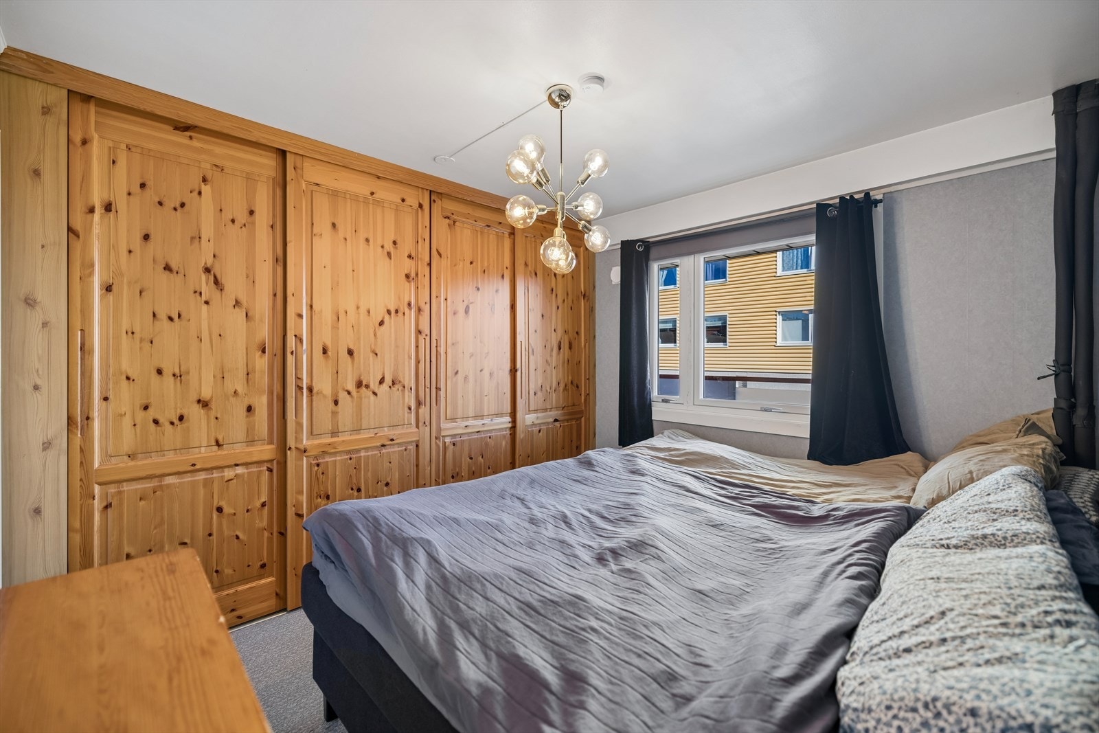 Hovedsoverommet har plass til dobbeltseng og er utstyrt med en stor garderobeløsning i tre. Galleribilde