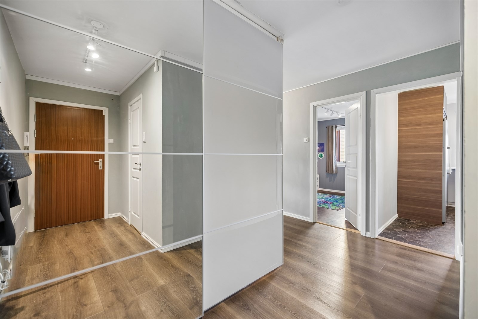 Entreen ønsker velkommen med en romslig skyvedørsgarderobe med speilfronter, som gir gode oppbevaringsmuligheter. Galleribilde