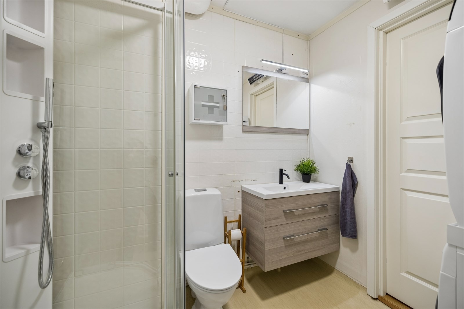 Badet ble modernisert i 2020 med ny baderomsinnredning, toalett og dusjkabinett. Galleribilde