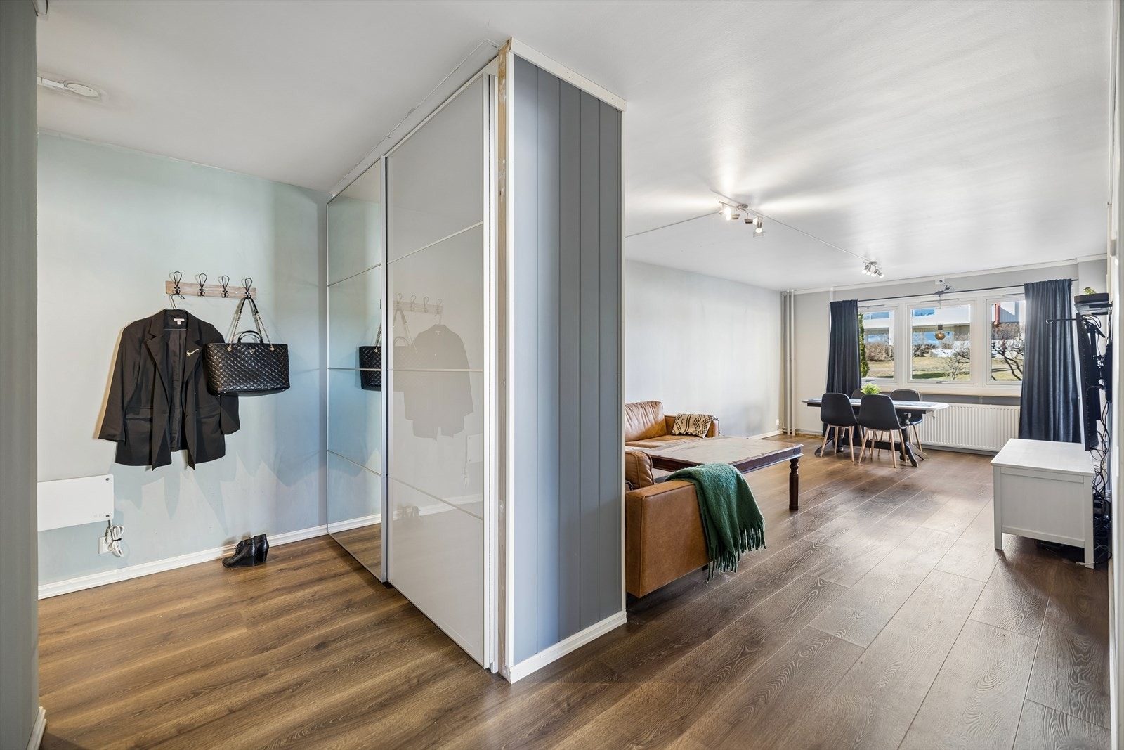 Fra gangen åpner leiligheten seg opp mot stuen. Galleribilde