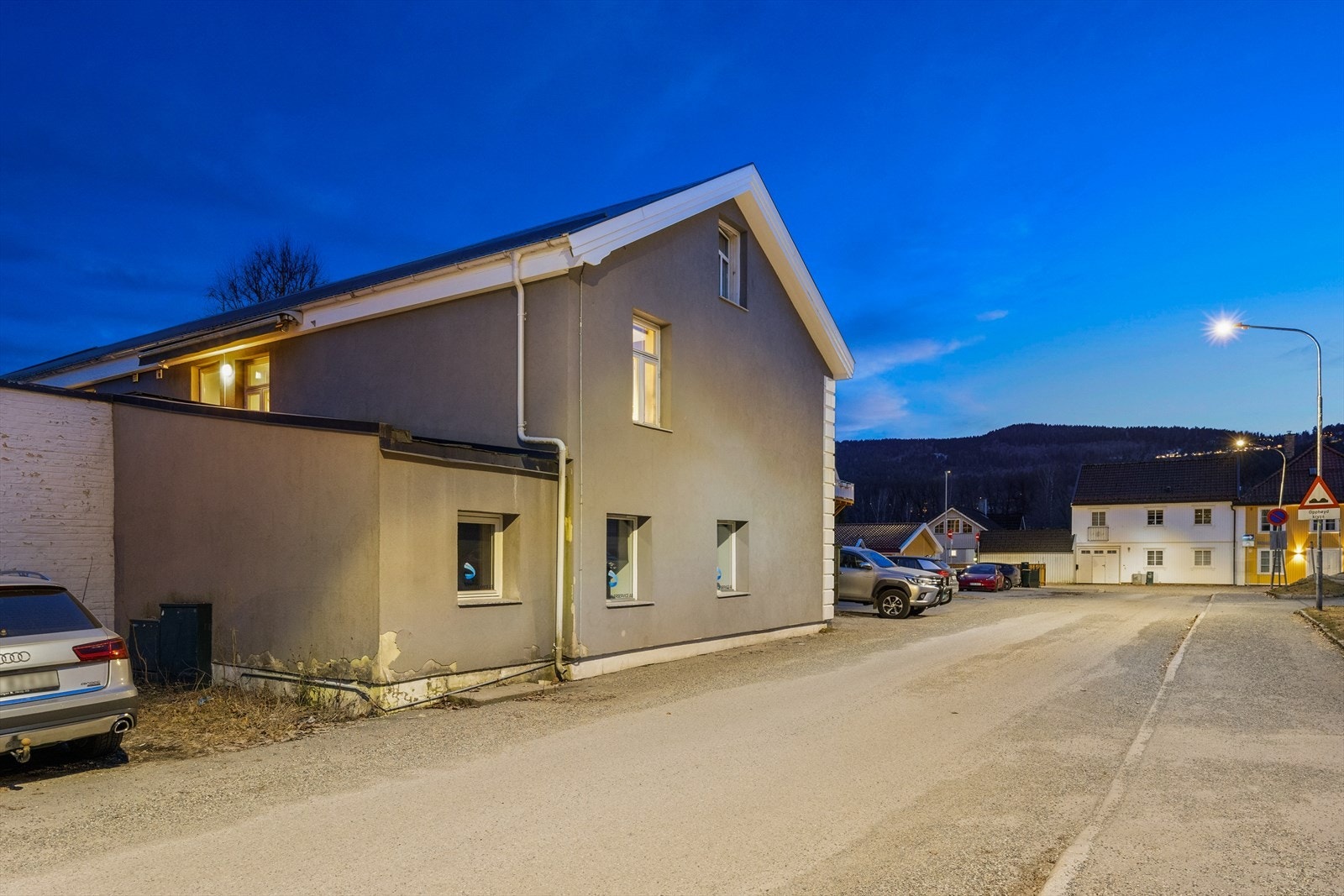 Her bor du sentralt, men likevel rolig med kort vei til turområder og fjorden. Galleribilde