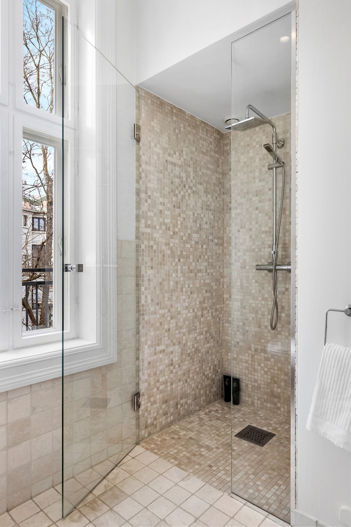 Separat dusjnisje med regnfallsdusj på badet Galleribilde