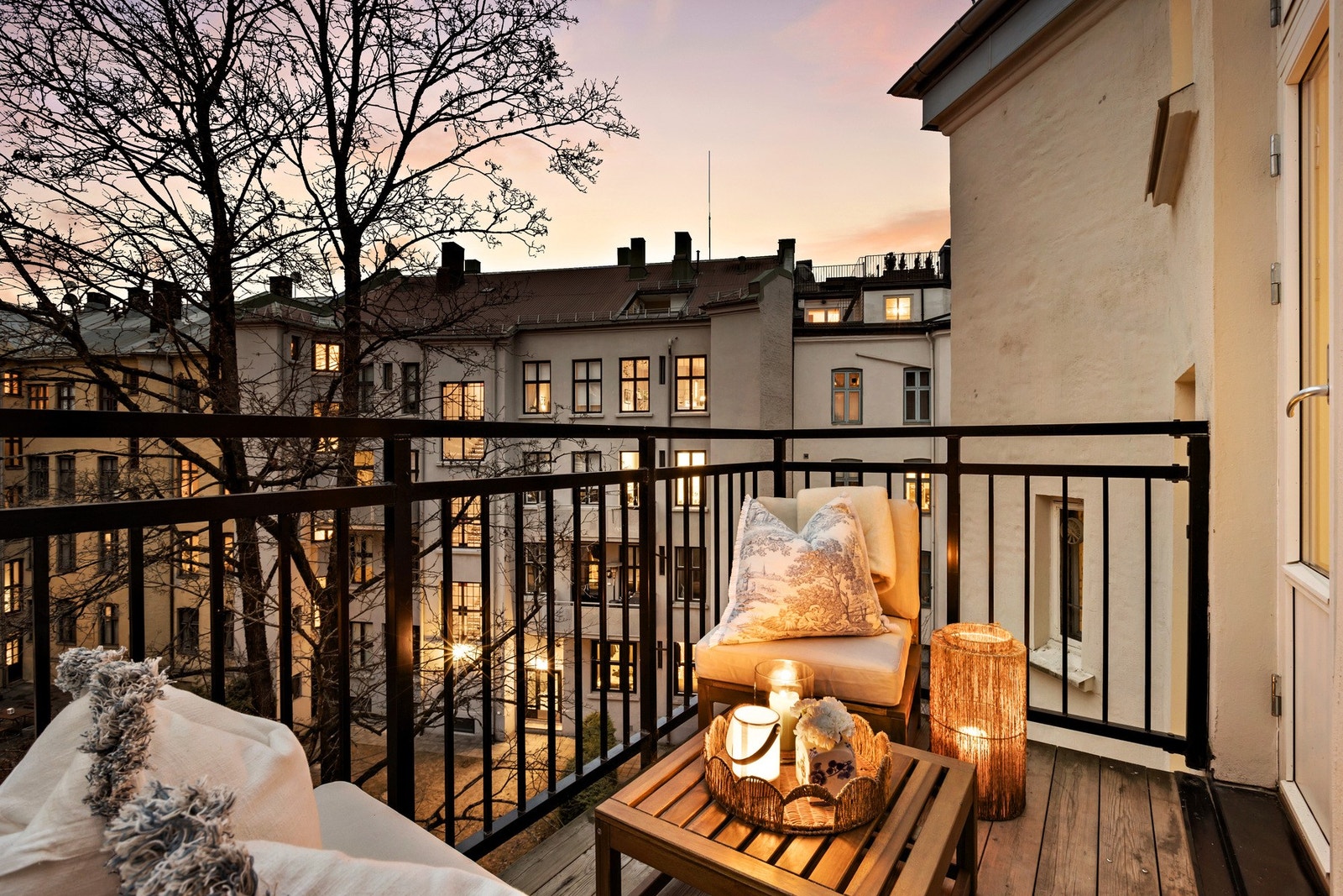 Kveldsstemning på balkongen. Galleribilde
