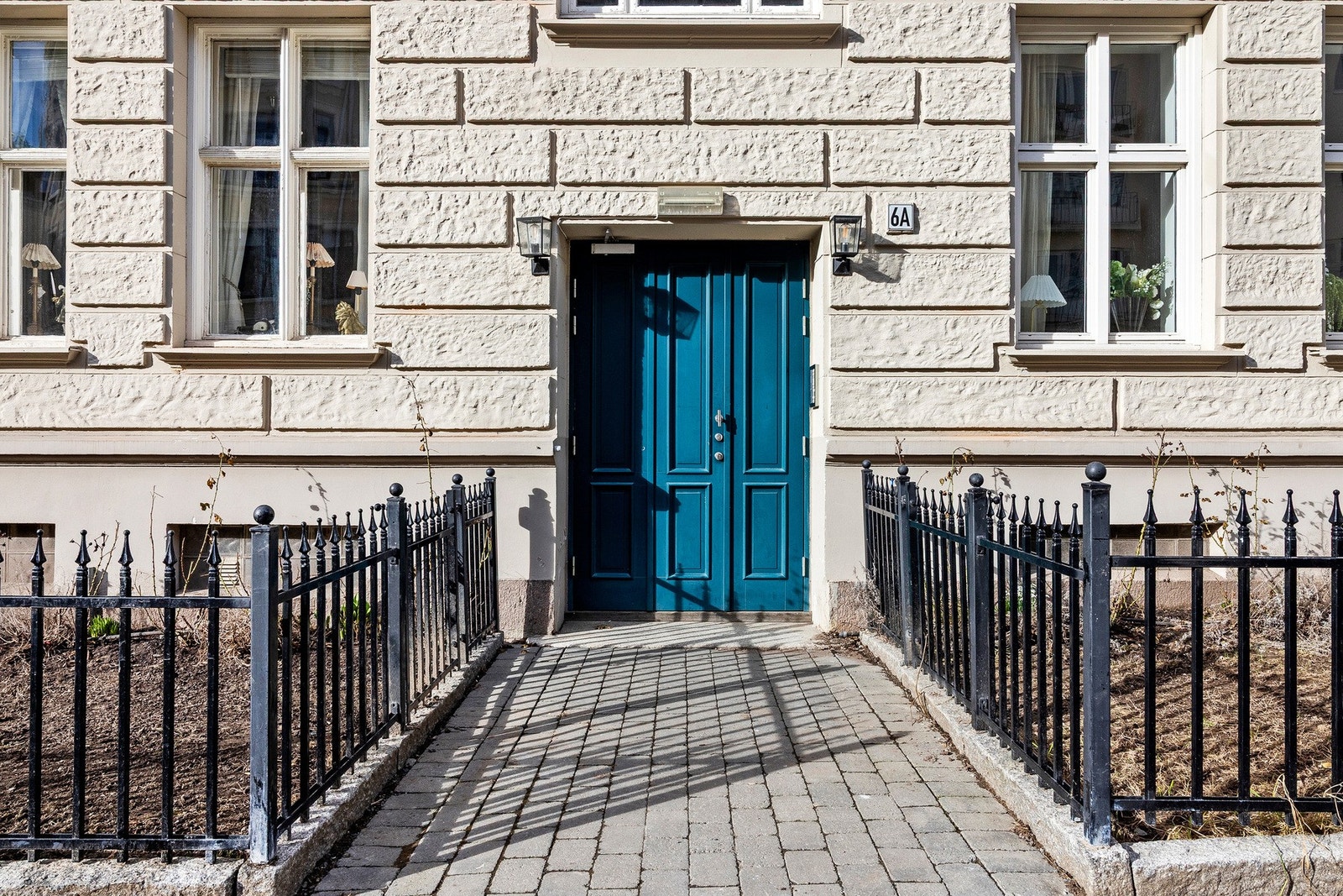 Inngangsparti med forhage. Galleribilde